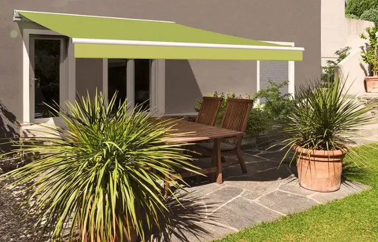 Grüne Markise als Sonnenschutz auf der Terrasse